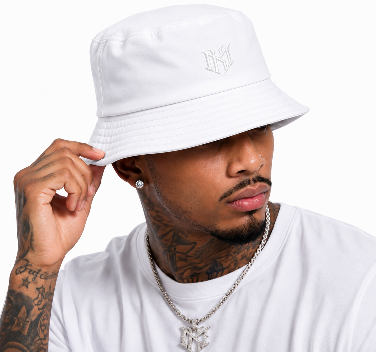 M034 MAKOBI ADORNI BUCKET HAT