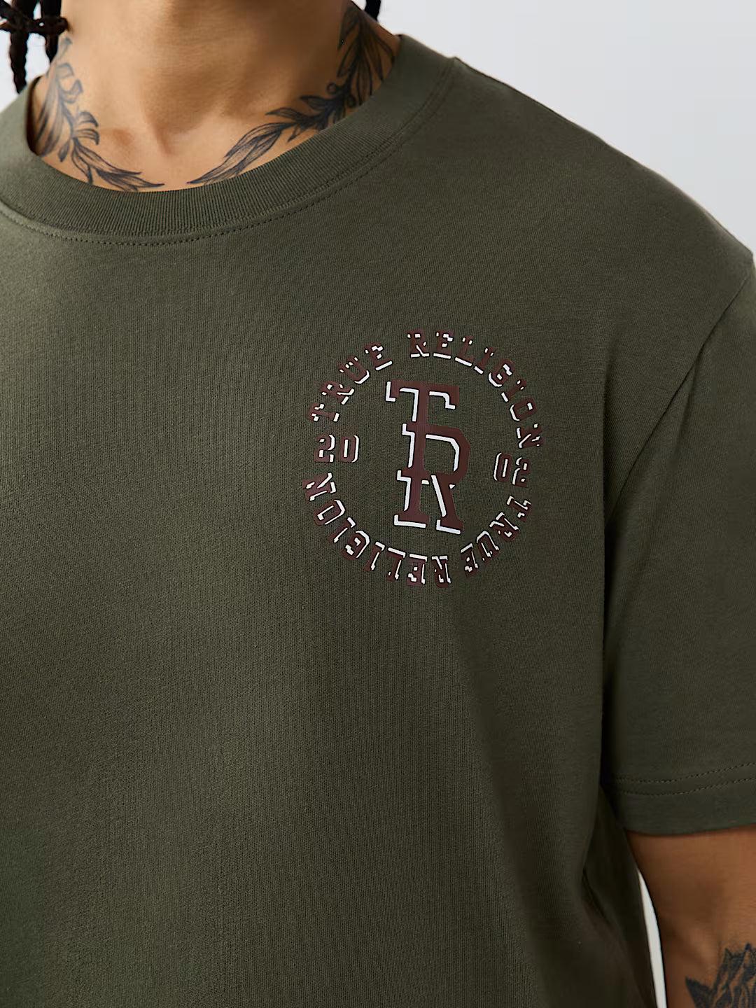 TRUE RELIGION SS STACKED LOGO TEE (110664)